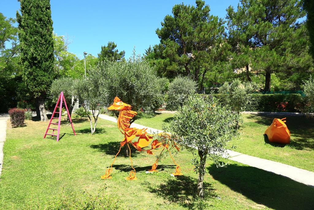 Kyriad Aix-En-Provence Mas Des Oliviers Hotel Exterior foto