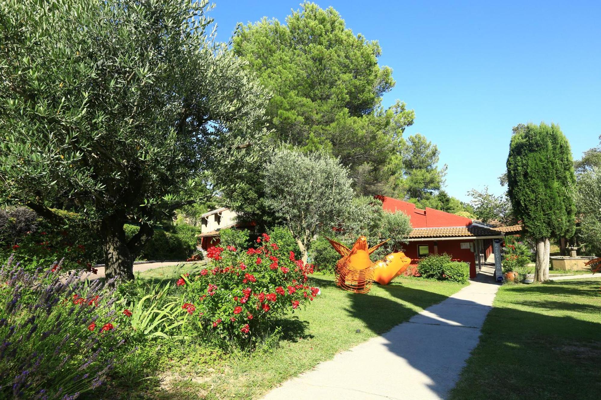 Kyriad Aix-En-Provence Mas Des Oliviers Hotel Exterior foto